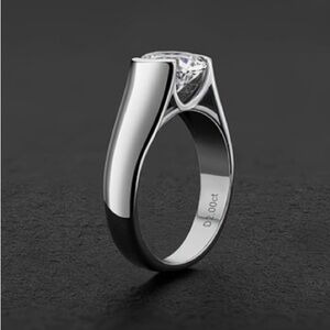 New Sterling Silver 2 carat Woman’s Fashion Ring